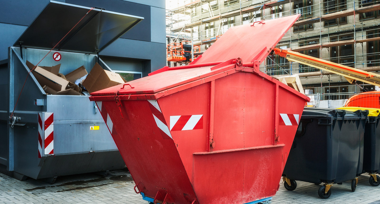 Мусорный контейнер пластиковый. Мусорный контейнер, с откидной секцией. Skip bins. Skip bins. Waste skip container building.
